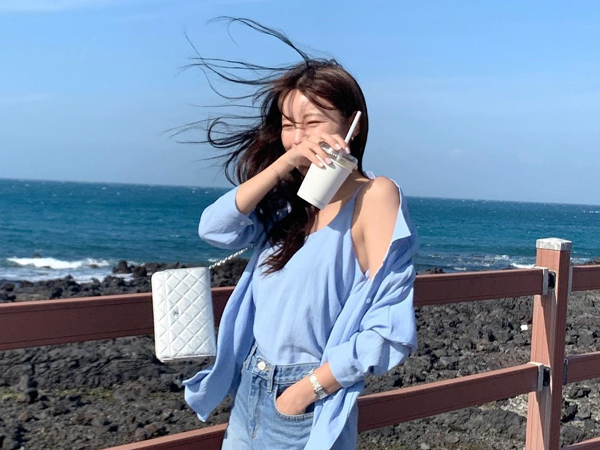 Phối đồ thanh lịch và trẻ trung với áo sơ mi xanh