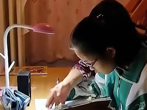 Cô bé thần đồng 2 tuổi đọc thuộc 'Tam tự kinh', bị bác sĩ khuyên khám tâm thần trong lần kiểm tra sức khỏe ở trường mẫu giáo