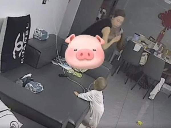 Cắm cúi dùng điện thoại, mẹ trẻ giật bắn mình khi vừa quay lưng lại phía sau
