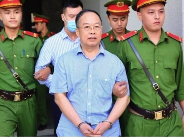Bản cung thể hiện cựu Cục phó Quản lý xuất nhập cảnh chỉ đạo nhận, chia tiền biếu xén