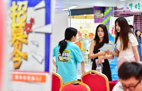 Khó khăn tìm việc, thanh niên Trung Quốc rộ phong trào làm 'con cái toàn thời gian'