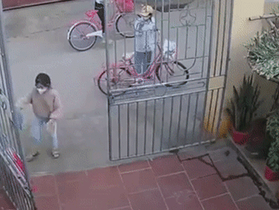 Thấy em bé chơi 1 mình ở cổng, 3 nữ sinh có hành động nhận 'cơn mưa' lời khen