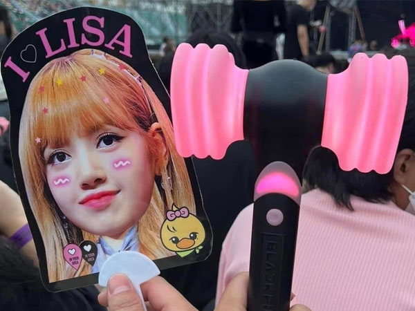 Giá đồ lưu niệm, phụ kiện cổ vũ BLACKPINK tại Hà Nội: Áo phông 1 triệu, gậy phát sáng 1,3 triệu