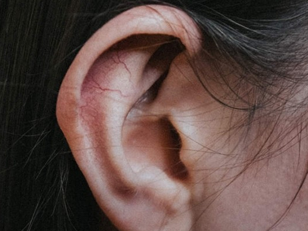 Cô gái trẻ bị thủng màng nhĩ sau nụ hôn quá nồng nhiệt