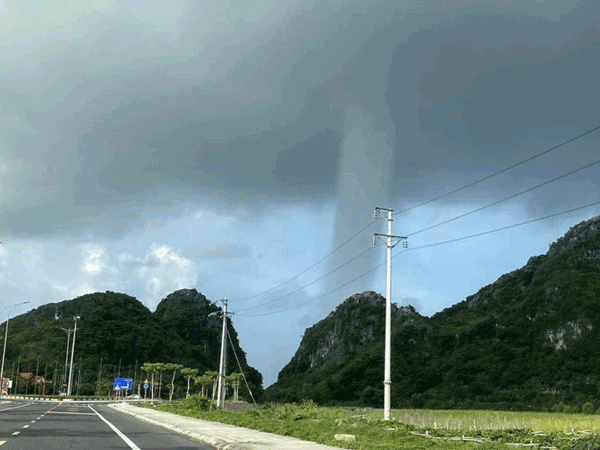 Vòi rồng khổng lồ xuất hiện ở vùng biển Hải Phòng