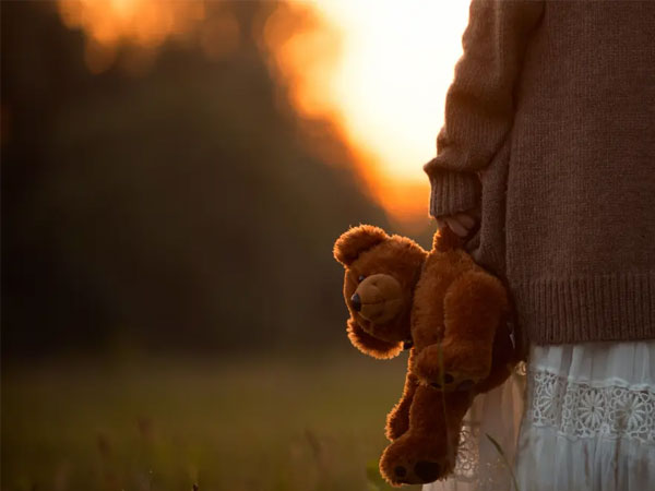Bị cha mẹ bỏ đói, bé gái 8 tuổi ôm gấu bông nhảy qua cửa sổ đi xin ăn