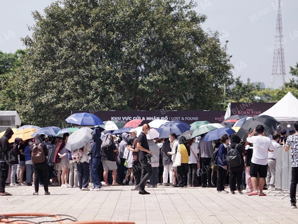 SVĐ Mỹ Đình hôm nay: Fan xếp hàng dài đổi vòng tay concert BLACKPINK dưới nắng gắt, người ngoại quốc và người lớn tuổi cũng có mặt