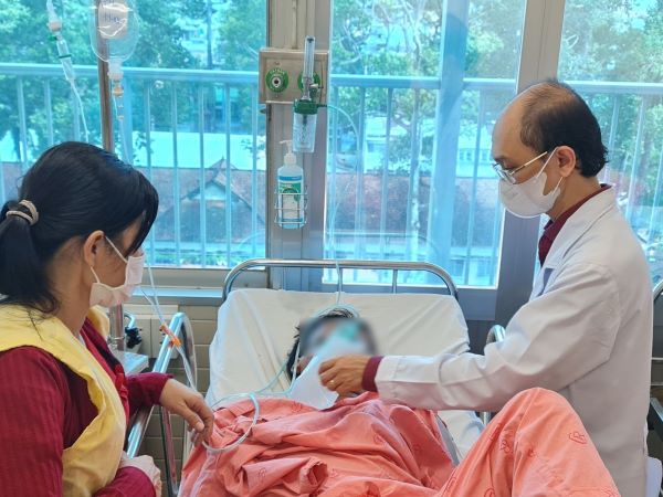Vụ một công nhân vớt rác ở TP.HCM tử vong: Thêm người bị suy hô hấp nặng