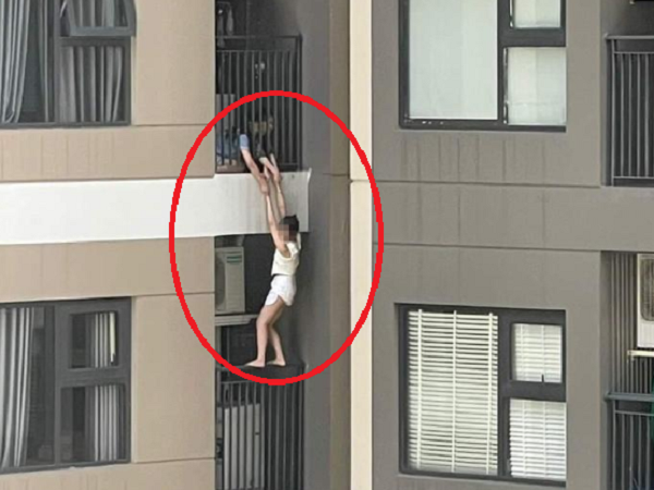 Hé lộ nguyên nhân vụ cô gái treo lơ lửng ở lan can chung cư cao tầng ở Hà Nội