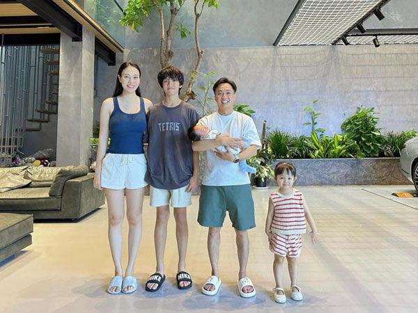 Cường Đô La khoe ảnh gia đình, Đàm Thu Trang chiếm spotlight vì vóc dáng quá đỉnh
