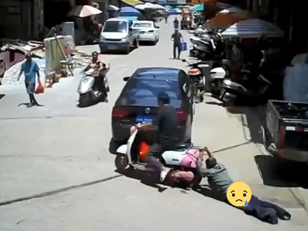 Va chạm sau giao thông, người đi xe máy kéo lê nạn nhân đến tụt cả trang phục trên phố