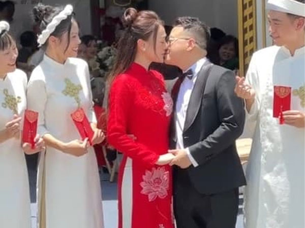 Toàn cảnh lễ ăn hỏi Phương Oanh - Shark Bình: Cô dâu chú rể hôn nhau từ nhà ra ngõ, đội vệ sĩ che chắn cẩn thận