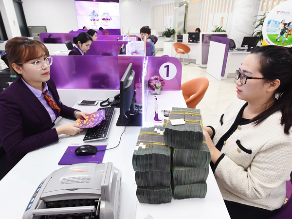 Mạnh tay cắt giảm nhân sự, lương ngân hàng có còn đáng mơ ước?