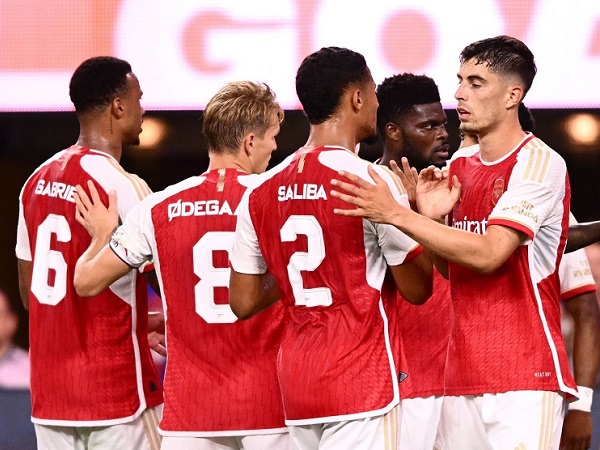 Arsenal ngược dòng tạo mưa bàn thắng trước Barcelona