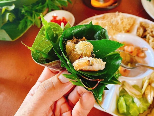 Độc đáo món gỏi 'hạ hỏa' hơn 30 loại lá, khách cuốn mỏi tay