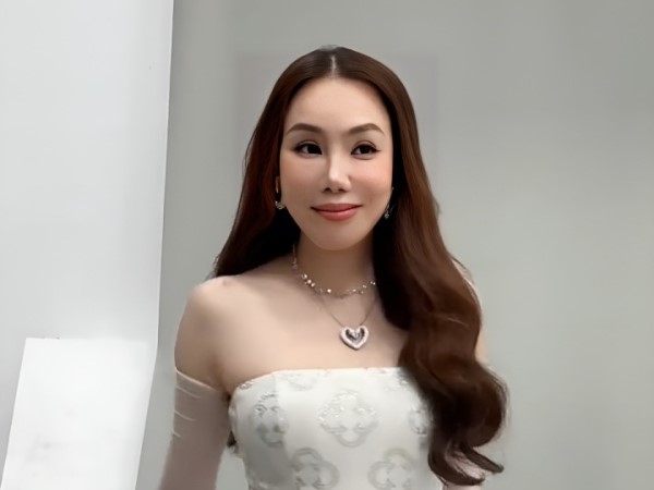 Nhan sắc ca sĩ Hồ Quỳnh Hương ở tuổi 43 'lạ' đến mức không nhận ra