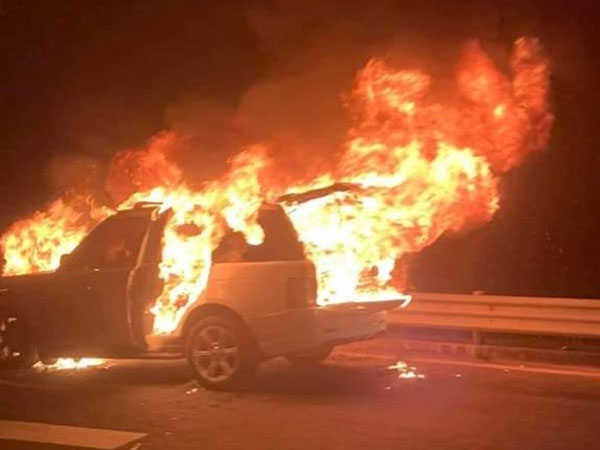 Ranger Rover cháy rụi trên cao tốc Hạ Long - Hải Phòng, ba người nước ngoài bỏ xe tháo chạy trong sợ hãi