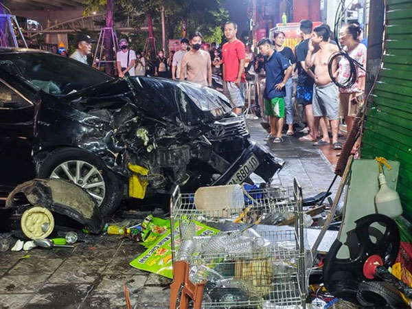 Hiện trường tai nạn ô tô lao lên vỉa hè khiến 1 người tử vong ở Hà Nội