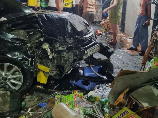 Giám đốc Công an Hà Nội chỉ đạo điều tra vụ ô tô lao lên vỉa hè khiến 1 người tử vong
