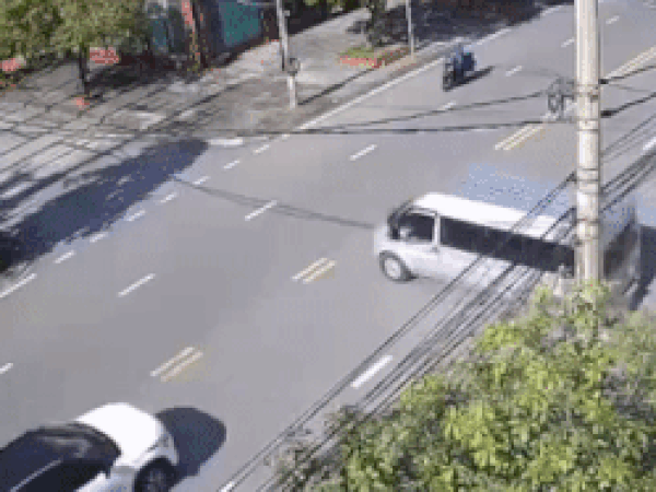 Video: Ô tô 4 chỗ tông xe khách 16 chỗ lật nghiêng, trượt dài trên đường