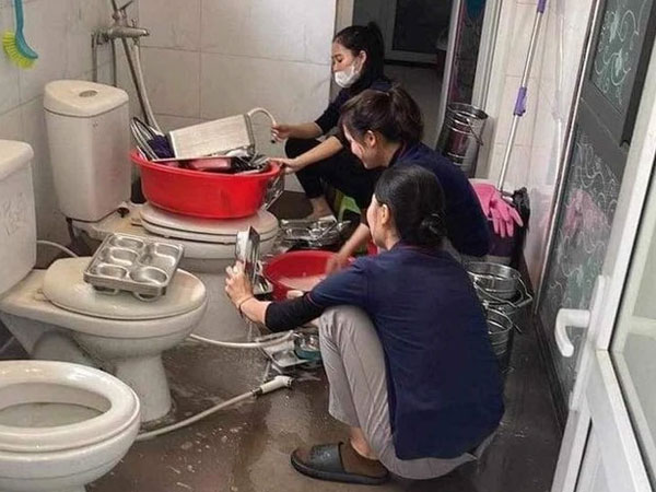 Xôn xao việc trường mầm non ở Nghệ An rửa khay ăn của trẻ bên bồn cầu, cơ quan chức năng nói gì?