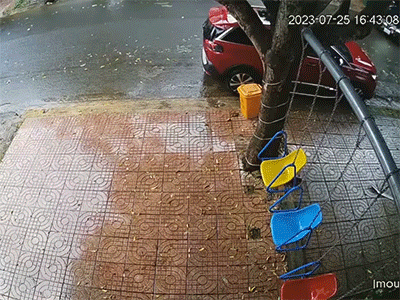 Danh tính người đàn ông lái ô tô liên tục húc xe con đậu trên đường