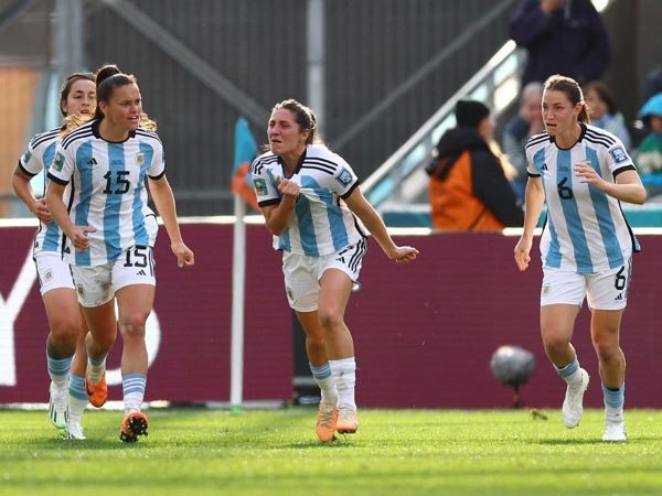 Nữ Argentina thoát thua sau màn rượt đuổi nghẹt thở với Nam Phi