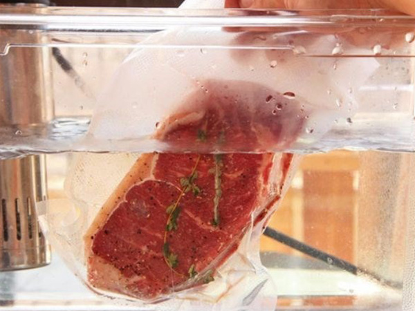 Sai lầm khi rã đông thịt khiến vi khuẩn tăng gấp 15 lần, nhưng hầu như bà nội trợ Việt nào cũng mắc