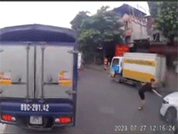 Quên về số để xe đi tự do, tài xế cố gắng hãm phanh thì lại có hành động nhầm tai hại