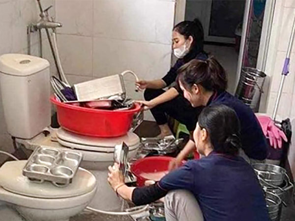 Vụ giáo viên rửa khay ăn cho trẻ cạnh bồn cầu: Trường mầm non xin lỗi