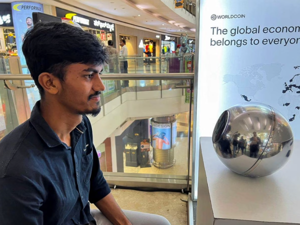 Người dùng Worldcoin xếp hàng dài để 'bán' dữ liệu cá nhân