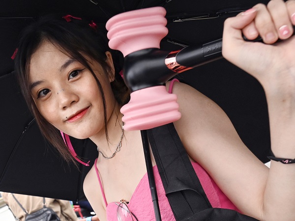 Giải cứu vé VIP, giới trẻ thi nhau làm 'phe' trước giờ BlackPink trình diễn