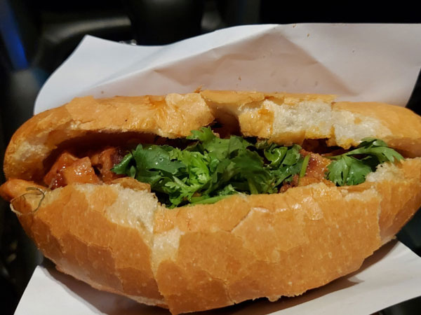 'Bánh mì ma' nức tiếng Cần Thơ, khách sành ăn mê mẩn, tấp nập xếp hàng chờ mua