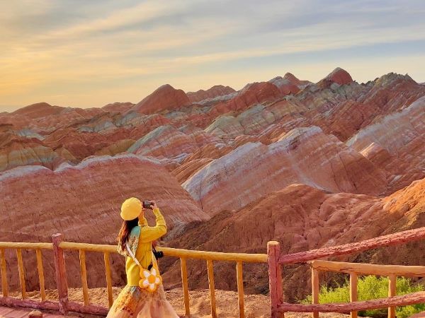 Theo cô gái Việt đi ngắm dãy núi cầu vồng, dạo đồng cải vàng nở rộ đẹp như mơ