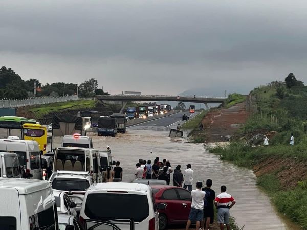 Mưa ngập, ùn tắc kéo dài trên cao tốc Phan Thiết - Dầu Giây
