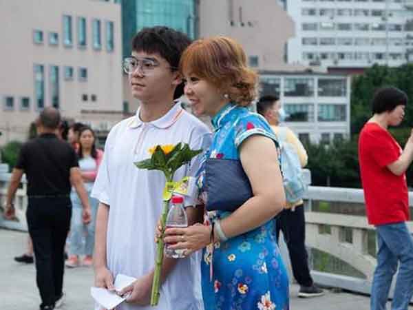 Muối mặt vì đi đâu cũng khoe con thi đại học được điểm cao