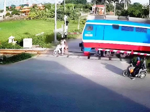 Cố vượt đường sắt, 2 người đi xe máy bị tàu hoả tông tử vong