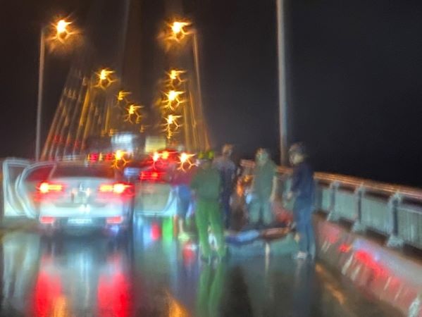 Cảnh sát chặn cầu bắt 31 đối tượng mang theo dao, súng và áo chống đạn