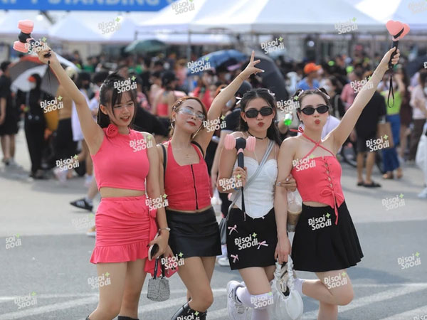 Ngắm trọn bộ ảnh gái xinh lên đồ 'cháy phố' đi concert BLACKPINK đêm thứ 2