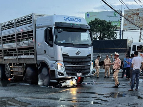 Xe tải ôm cua cán tử vong 2 vợ chồng công nhân