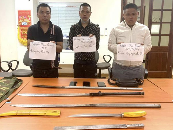 Hai thanh niên vác hung khí kéo lê trên đường 'dương oai' và cái kết đắng