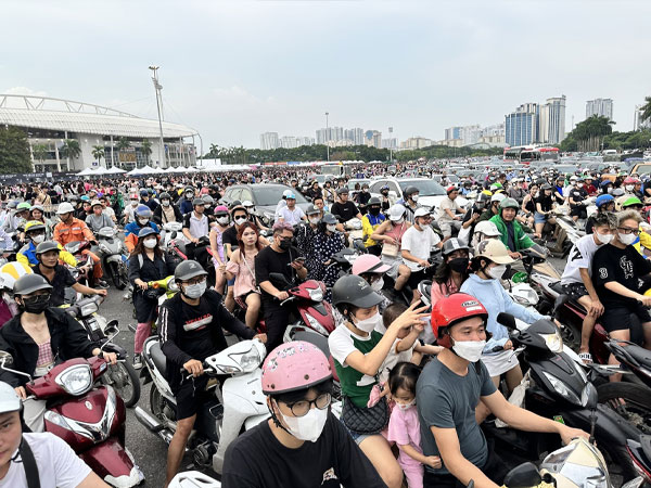 40 cảnh sát giao thông phân luồng, biển người mắc kẹt ở Mỹ Đình, gần như không thể di chuyển