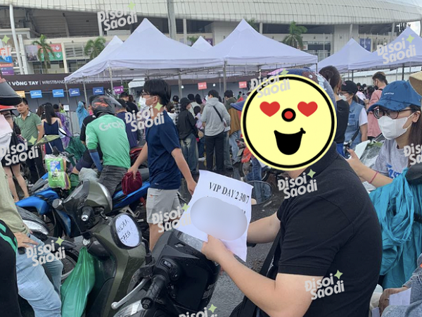 'Chợ vé' Mỹ Đình giờ chót: 22 triệu/ vé VIP vẫn nghĩ sẽ bán được, người mua khóc ròng vì bị 'bom' ngay khi đến lấy