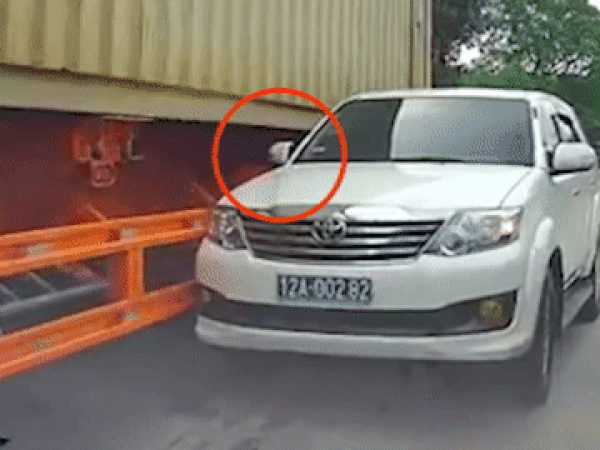 Ô tô biển xanh 7 chỗ bị xe container 'bẻ gương' vì vượt ẩu trên cầu