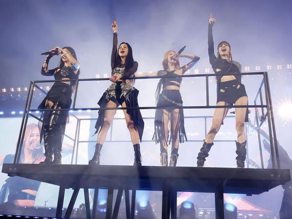 Chuyện tuyển Việt Nam, BLACKPINK và giá trị của thần tượng
