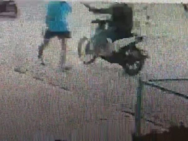 Clip: Áp sát giật dây chuyền của người đàn ông đang đi bộ tập thể dục