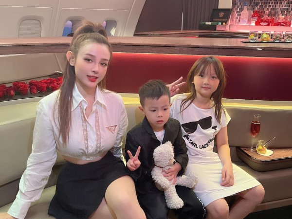 Có mẹ ăn diện bốc nhất giới dâu hào môn, con gái Huyền Baby 10 tuổi 'trổ giò', mặc váy chất chơi