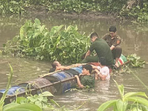 Đang làm định danh, công an nhảy xuống sông cứu cô gái tự tử