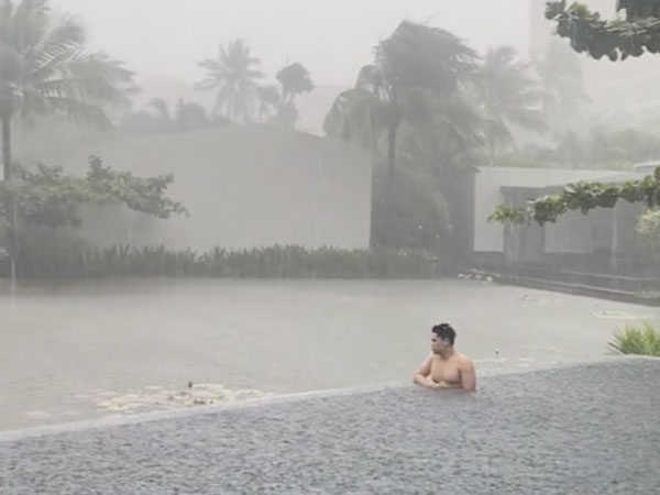 Dành tiền đi Phú Quốc ở hồ bơi vô cực, chàng trai 'khóc thét' khi thấy cảnh này
