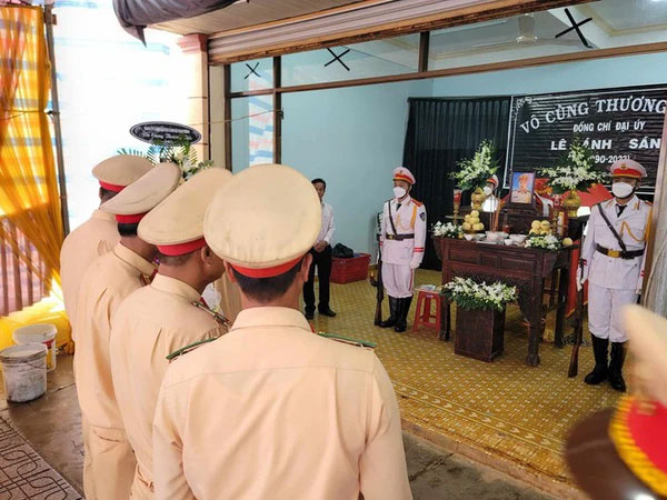 Bộ Công an thăng quân hàm cho 3 cán bộ CSGT hy sinh trong vụ sạt lở đất